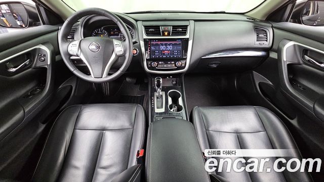 Nissan Altima — interior