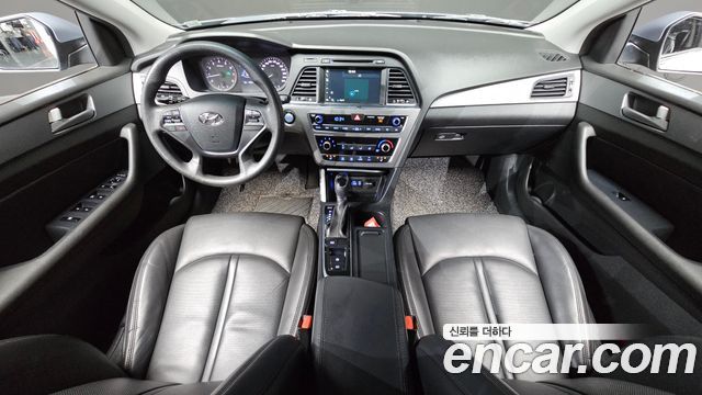 Hyundai Sonata — interior