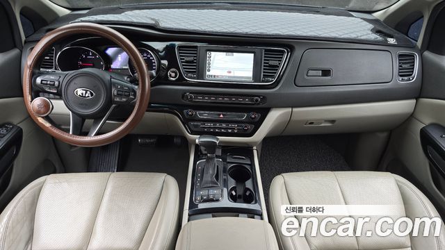 Kia Carnival — interior