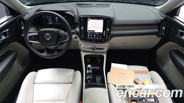 Volvo XC40 — interior