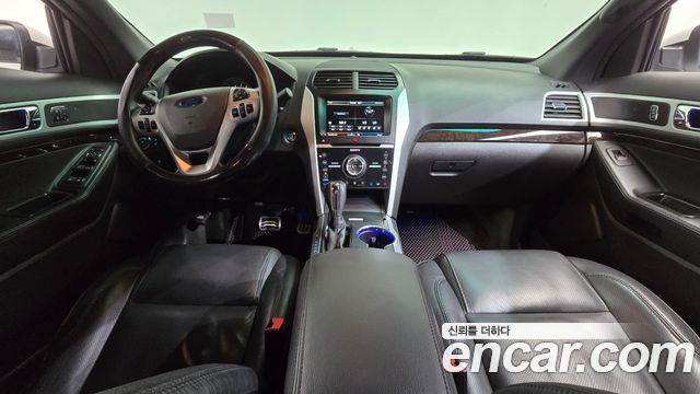 Ford Explorer — interior