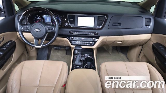 Kia Carnival — interior