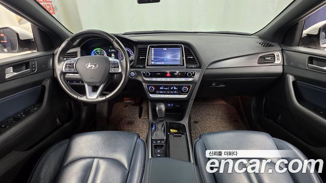 Hyundai Sonata — interior