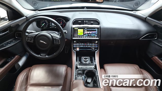 Jaguar XE — interior