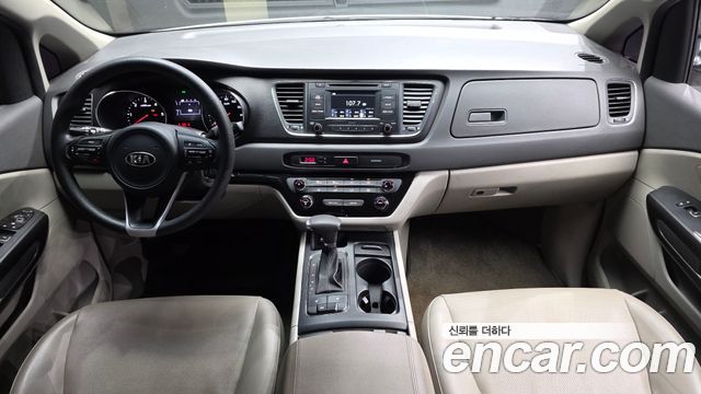 Kia Carnival — interior
