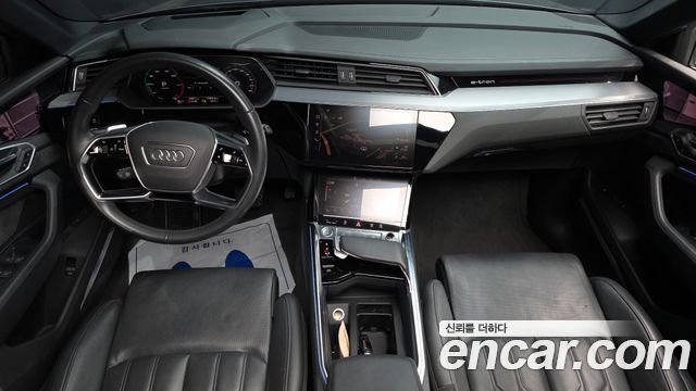 Audi e-tron — interior