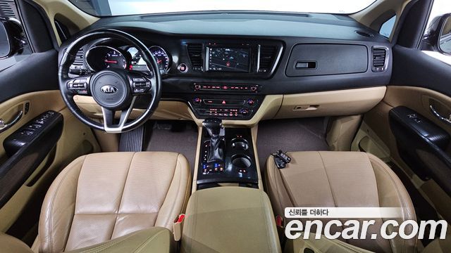 Kia Carnival — interior