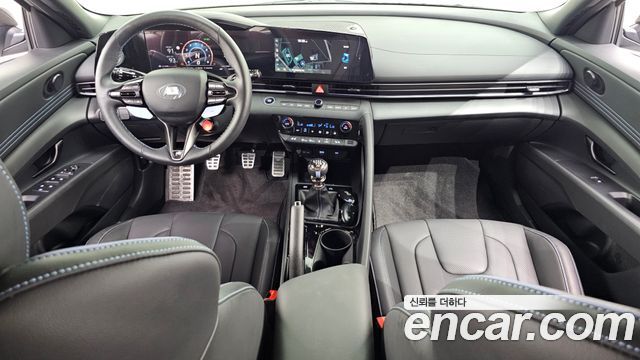 Hyundai Avante — interior
