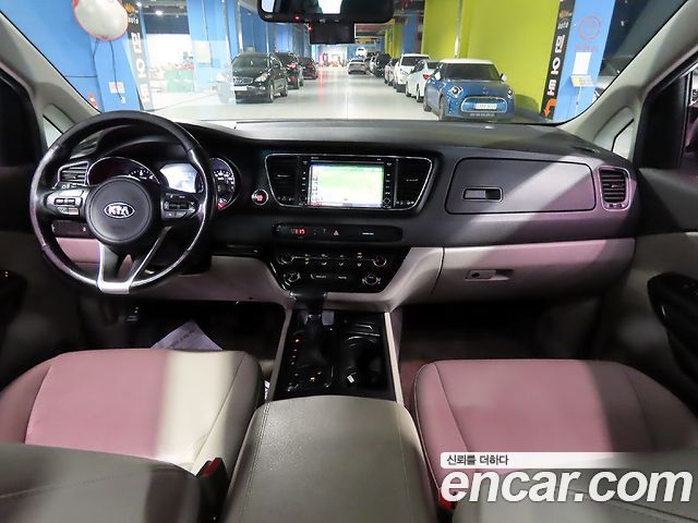 Kia Carnival — interior