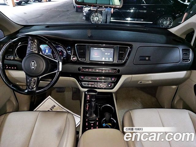 Kia Carnival — interior