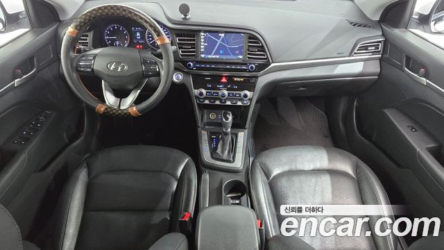 Hyundai Avante — interior