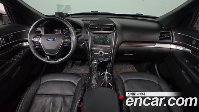 Ford Explorer — interior