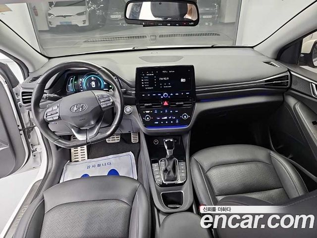 Hyundai Ioniq — interior