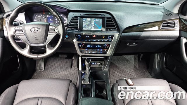 Hyundai Sonata — interior
