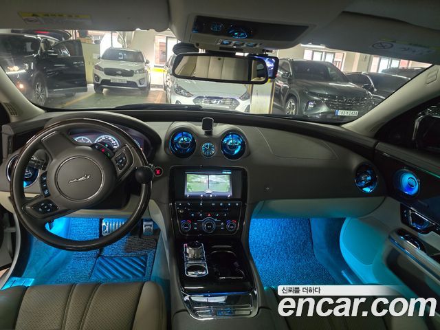 Jaguar XJ — interior