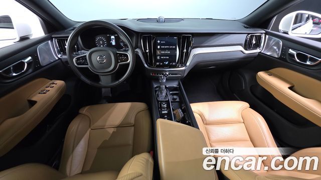 Volvo V60 — interior
