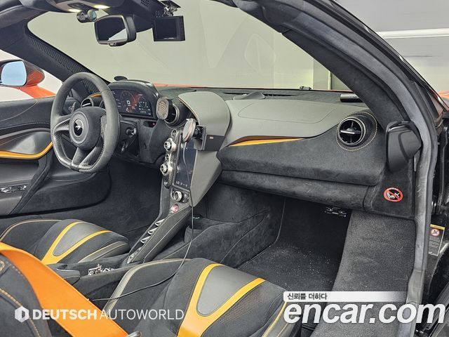 McLaren 720S — interior