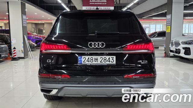 Audi Q7 — interior
