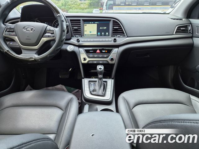 Hyundai Avante — interior
