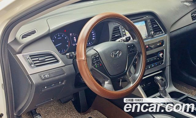Hyundai Sonata — interior