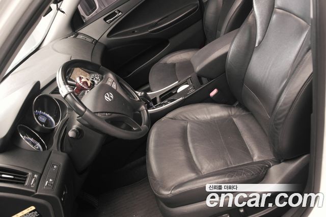Hyundai Sonata — interior