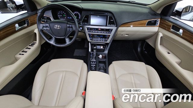 Hyundai Sonata — interior