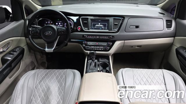 Kia Carnival — interior