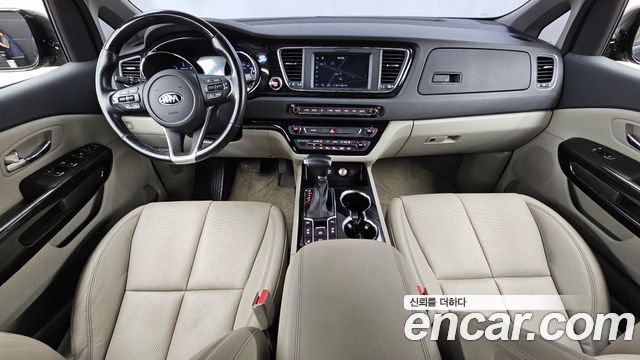 Kia Carnival — interior