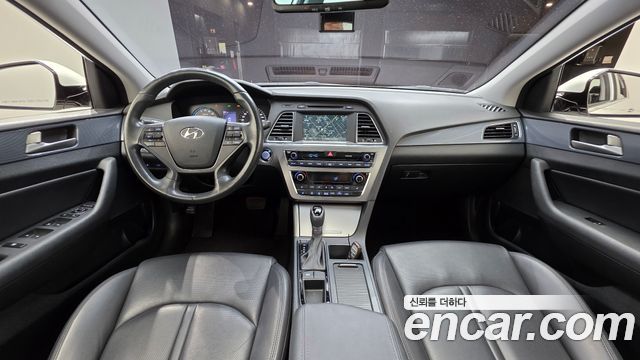 Hyundai Sonata — interior
