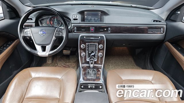 Volvo XC70 — interior