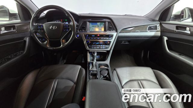 Hyundai Sonata — interior
