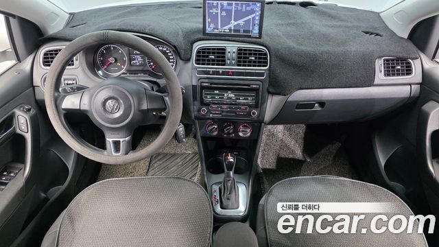Volkswagen Polo — interior