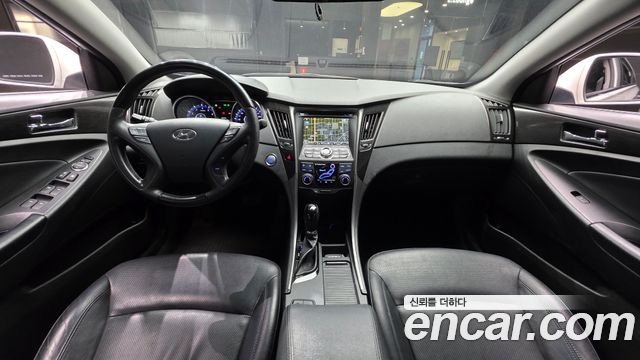 Hyundai Sonata — interior
