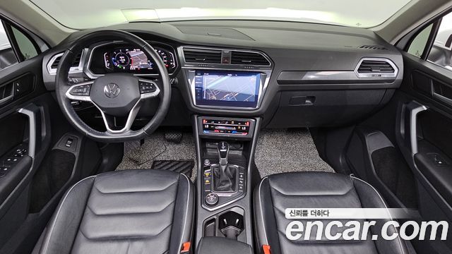 Volkswagen Tiguan — interior