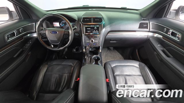 Ford Explorer — interior