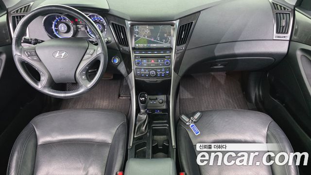 Hyundai Sonata — interior