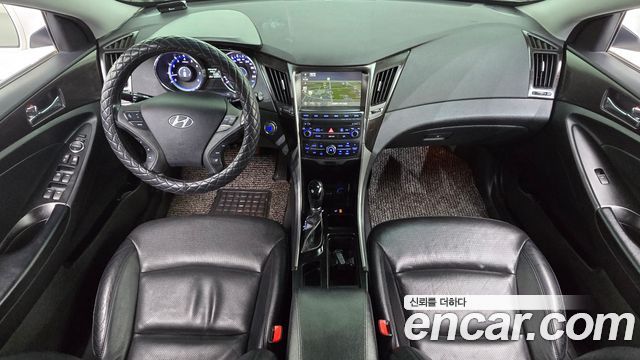 Hyundai Sonata — interior