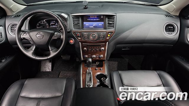 Nissan Pathfinder — interior