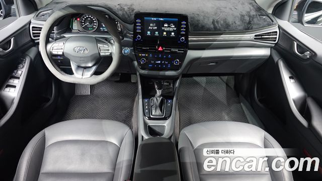 Hyundai Ioniq — interior