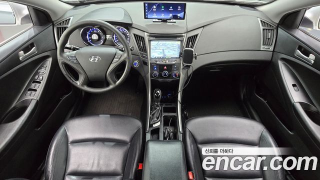 Hyundai Sonata — interior