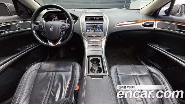 Lincoln MKZ — interior