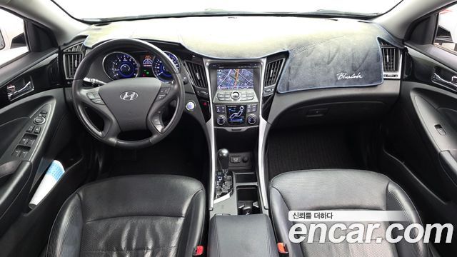 Hyundai Sonata — interior