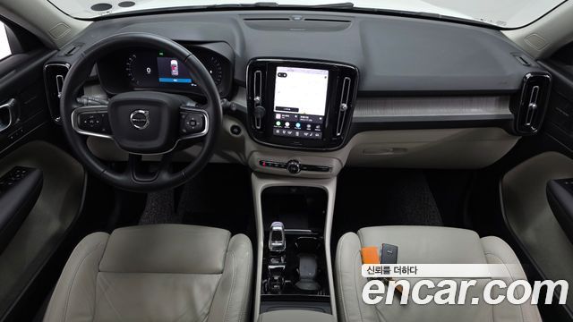 Volvo XC40 — interior