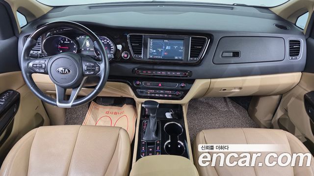 Kia Carnival — interior