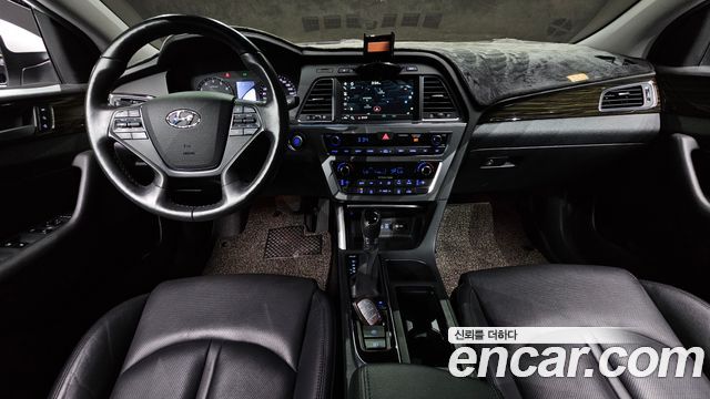 Hyundai Sonata — interior