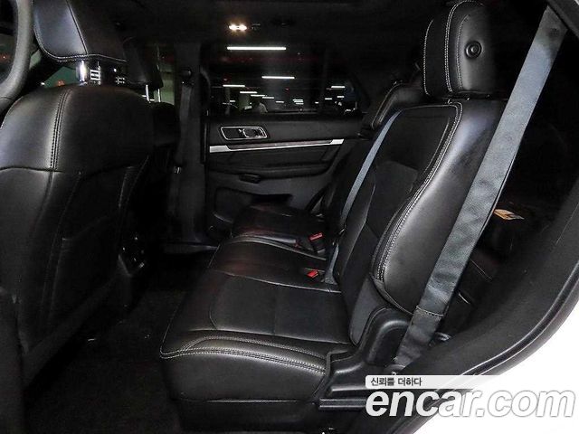 Ford Explorer — interior