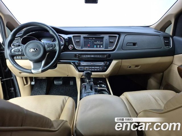 Kia Carnival — interior