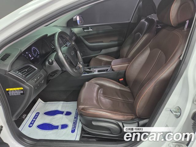 Hyundai Sonata — interior