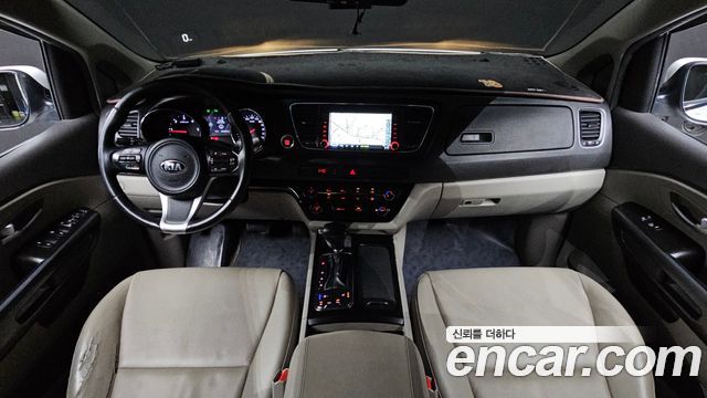 Kia Carnival — interior