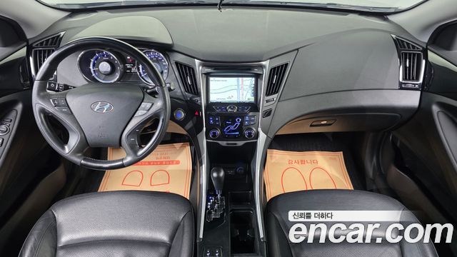 Hyundai Sonata — interior